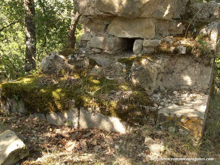 DETALLE DEL LADO OESTE DE LA PUERTA EN EL MURO NORTE, CON EL HUECO PARA LA TRANCA